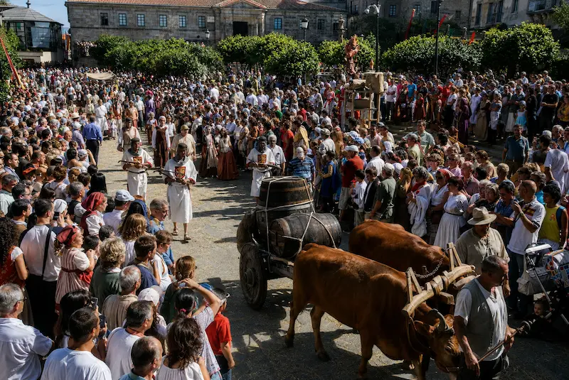 Bueyes transportando barricas entre el público de la Feira Franca de Pontevedra