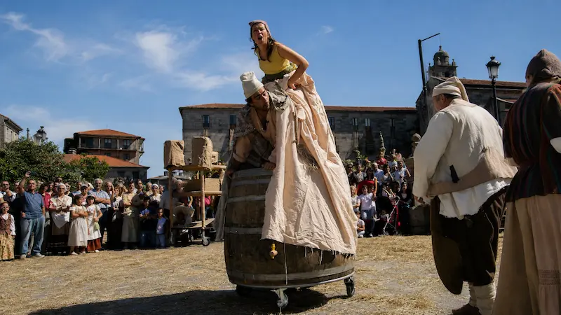 Representación callejera con artistas sobre un tonel durante la Feira Franca de Pontevedra