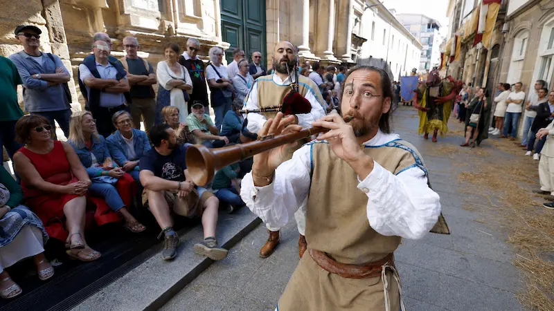 Músico de viento acompañado por un gaitero durante la Feira Franca de Pontevedra