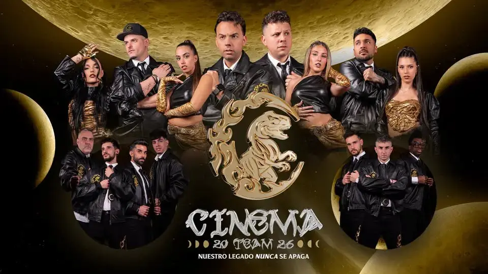 Componentes de la Orquesta Cinema actuando en una verbena gallega