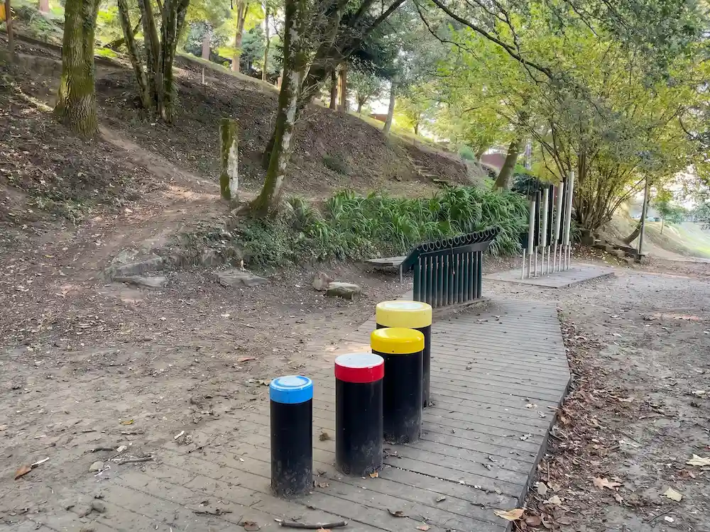 Caminos e instrumentos del Parque dos Sentidos Camino en pendiente con instrumentos musicales en el Parque dos Sentidos de Marín