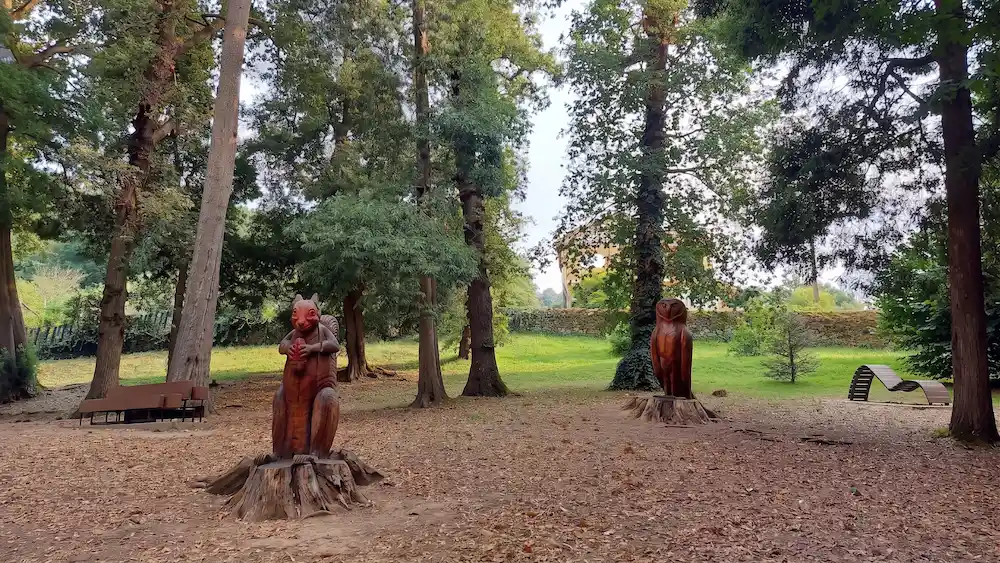 Esculturas de madera de la Granxa de Briz Esculturas de una ardilla y un búho entre los árboles de la Granxa de Briz en Marín