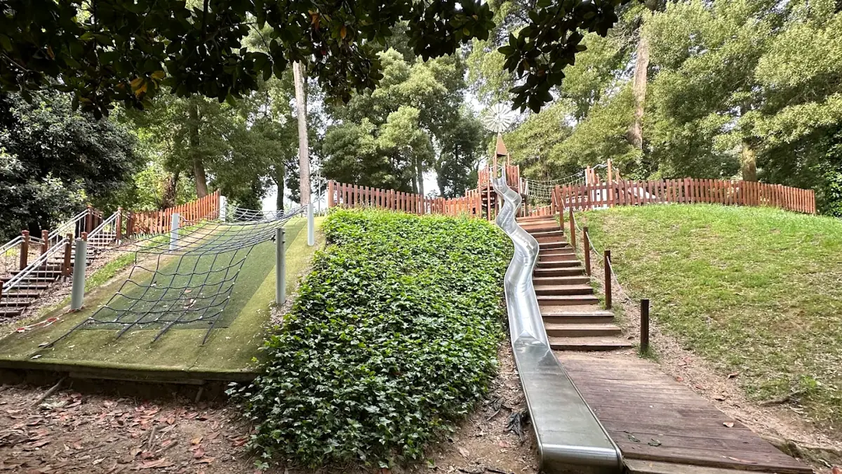 Gran tobogán de la Granxa de Briz y Parque dos Sentidos de Marín