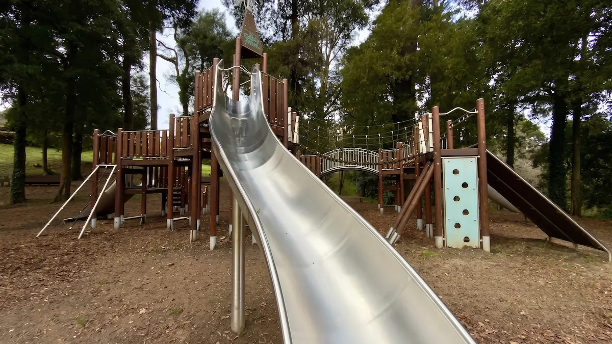 Zona de aventura del Parque dos Sentidos Tobogán, pasarelas y zona de aventura del Parque dos Sentidos de Marín