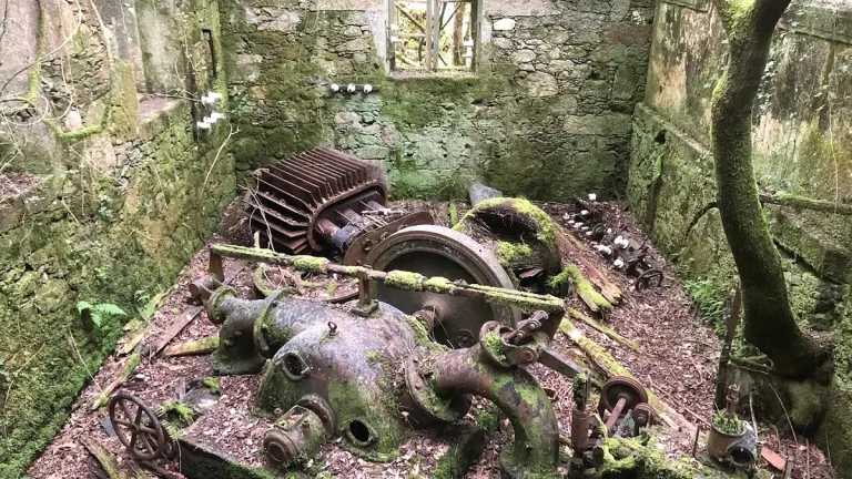 Maquinaria hidroeléctrica cubierta de musgo en las ruinas de la Fábrica da Luz de Cuntis