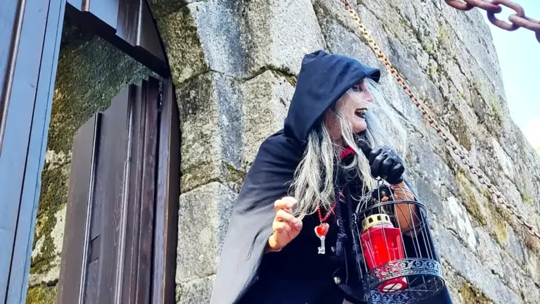 Personaje caracterizado con capa negra y farol rojo durante una actividad de Samaín en el Castelo de Soutomaior